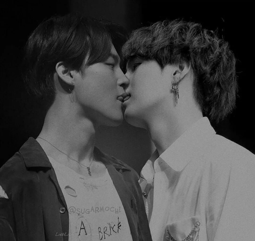 БТС yoonmin. Чимин и Юнги поцелуй. Чимин и Шуга 18 +. Вигуки БТС 18 + поцелуй.