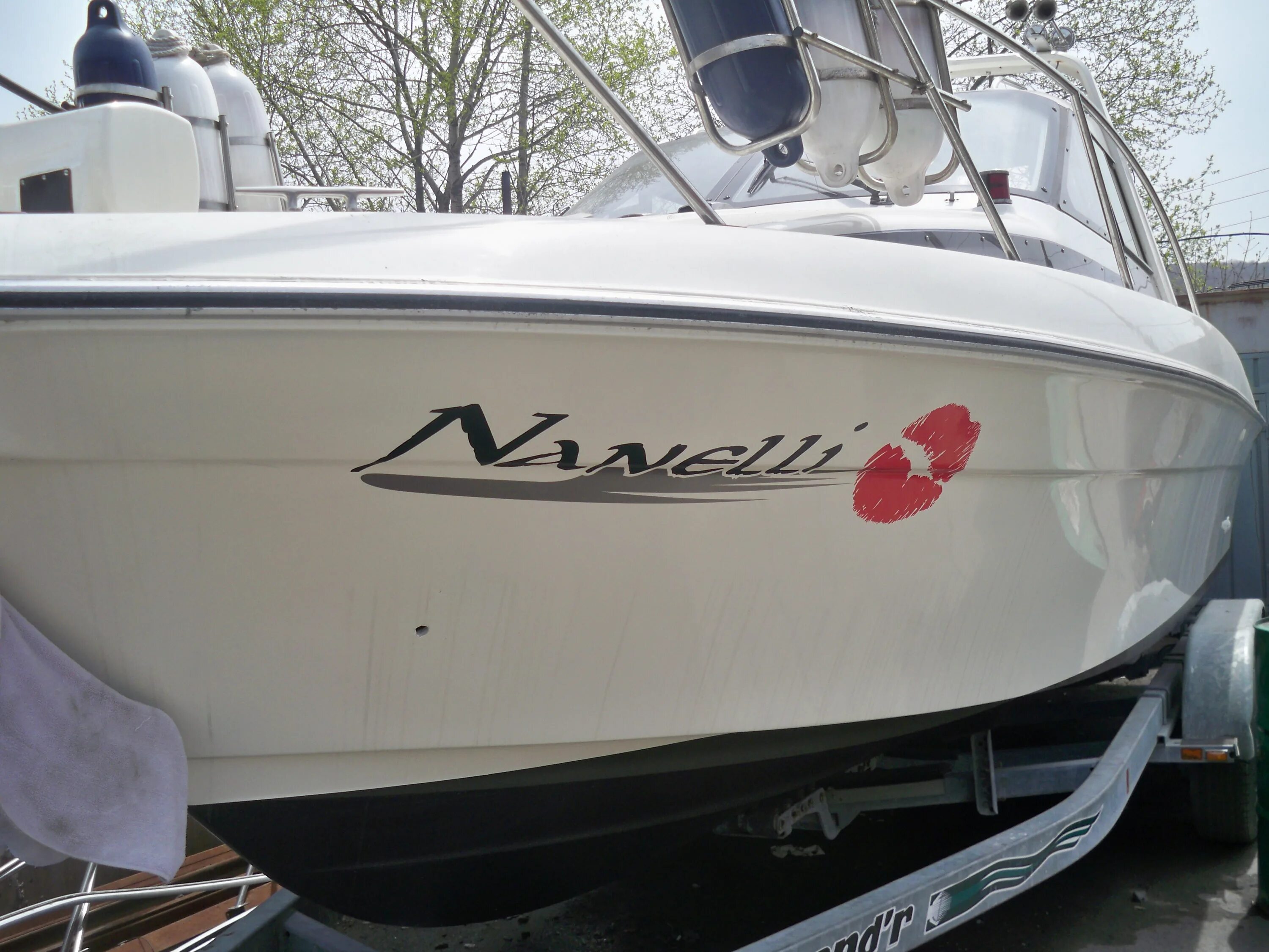 Покраска борта катера. Катер феникс 560. Катер феникс 560 на прицепе. Названия катера на бортах. Феникс 570 катер.