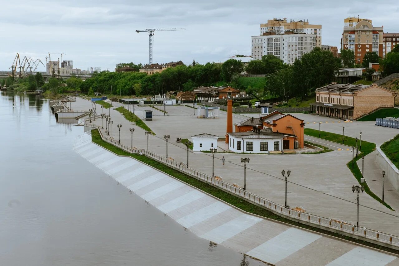 Около конторы. Масловский Взвоз набережная Тюмень. Контора пароходства Тюмень. Пароходство Тюмень набережная. Набережная Тюмень 2021.