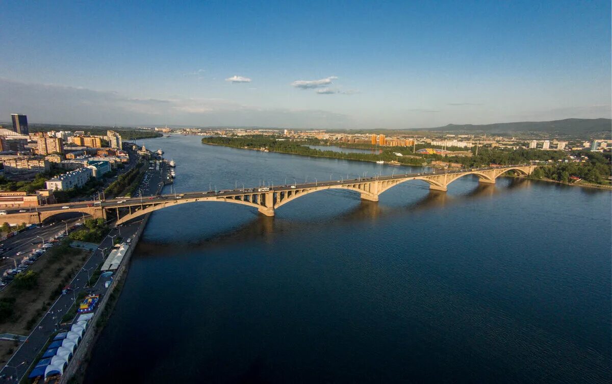 Город расположенный на берегу реки енисей