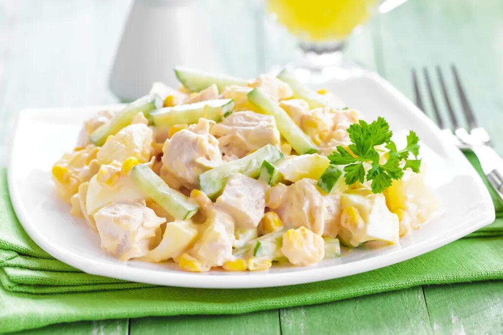 Ананас грудка яйцо сыр. Салат с ананасом и курицей и сыром кукурузой. салат курица ананас кукуруза. салат с ананасом и курицей и сыром. салат из курицы с ананасами и сыром.