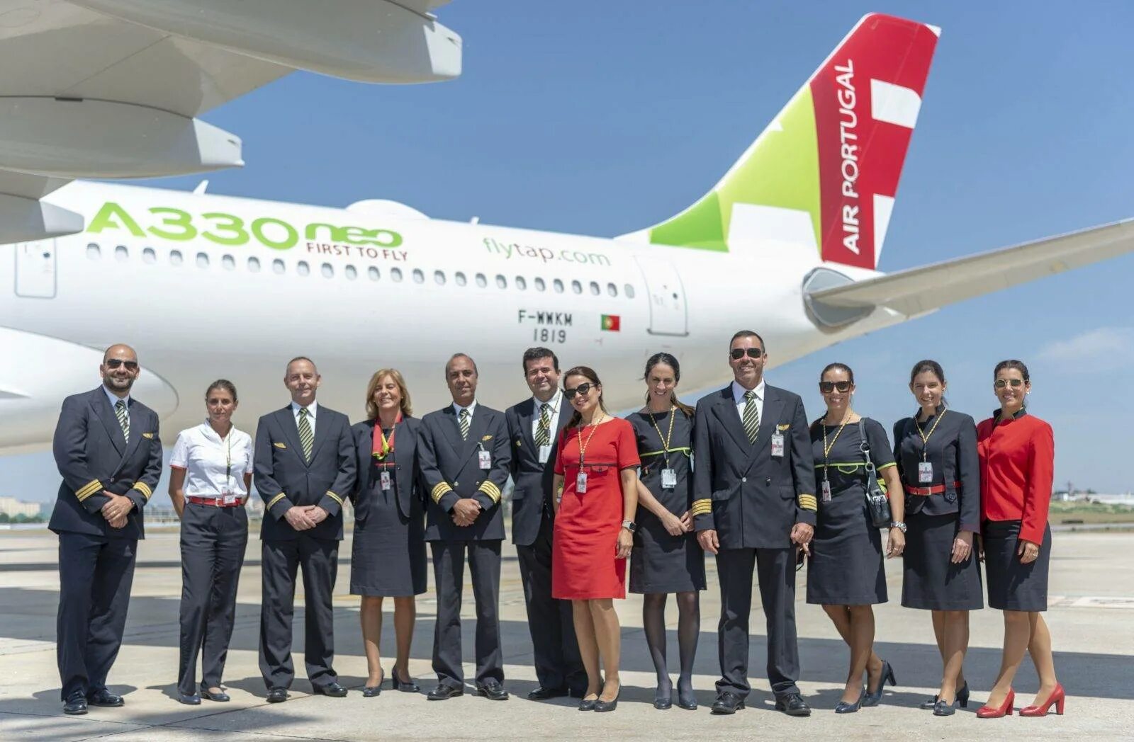 Авиакомпания tap portugal. Tap portugal. Tap airlines. A-320 tap. Самолет португалии.