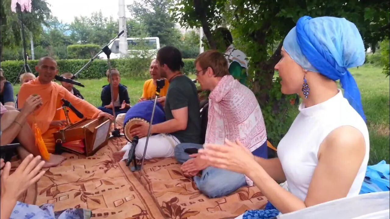 Харе видео. Бхакти бринга говинда свами. Александр гапалов кришнаит. Харинама санкиртана екатеринбург. Кришнаиты в москве секта.