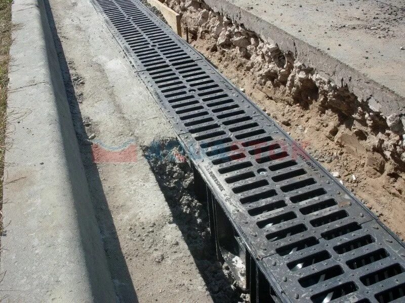 Заливка водоотводных лотков своими руками. Стандартпарк лотки водоотводные. Дренажная система лоток водоотводный. Монтаж пластиковых лотков. Лоток водоотводной дренажный 1000*145*60.