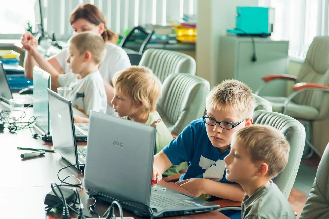Школа программирования. Школа программирования для детей. Ребенок за компьютером. Компьютер для школьника.