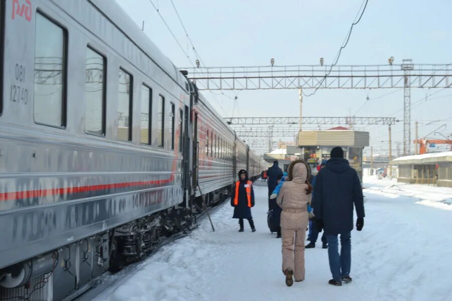 Оренбург новый уренгой станция. 380'w поезд. Эп2к 376. Чс4т 341. Оренбургский поезд.
