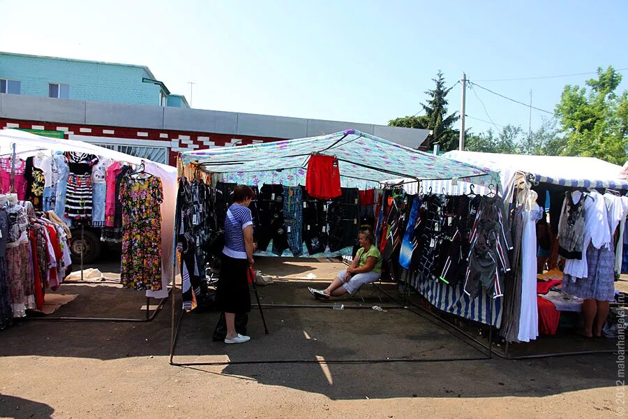 Центр рынок рф. Рынок одежды. Палатка на рынке. Базар одежда. Торговля вещами на рынке.