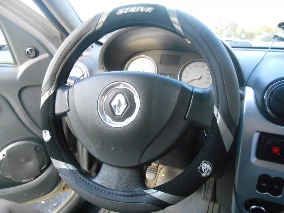 Чехол на руль рено логан. Эмблема на руль рено логан 1. Оплетка руля сандеро. Renault logan 2 руль. Оплетка ирено сандеро степ вэй.