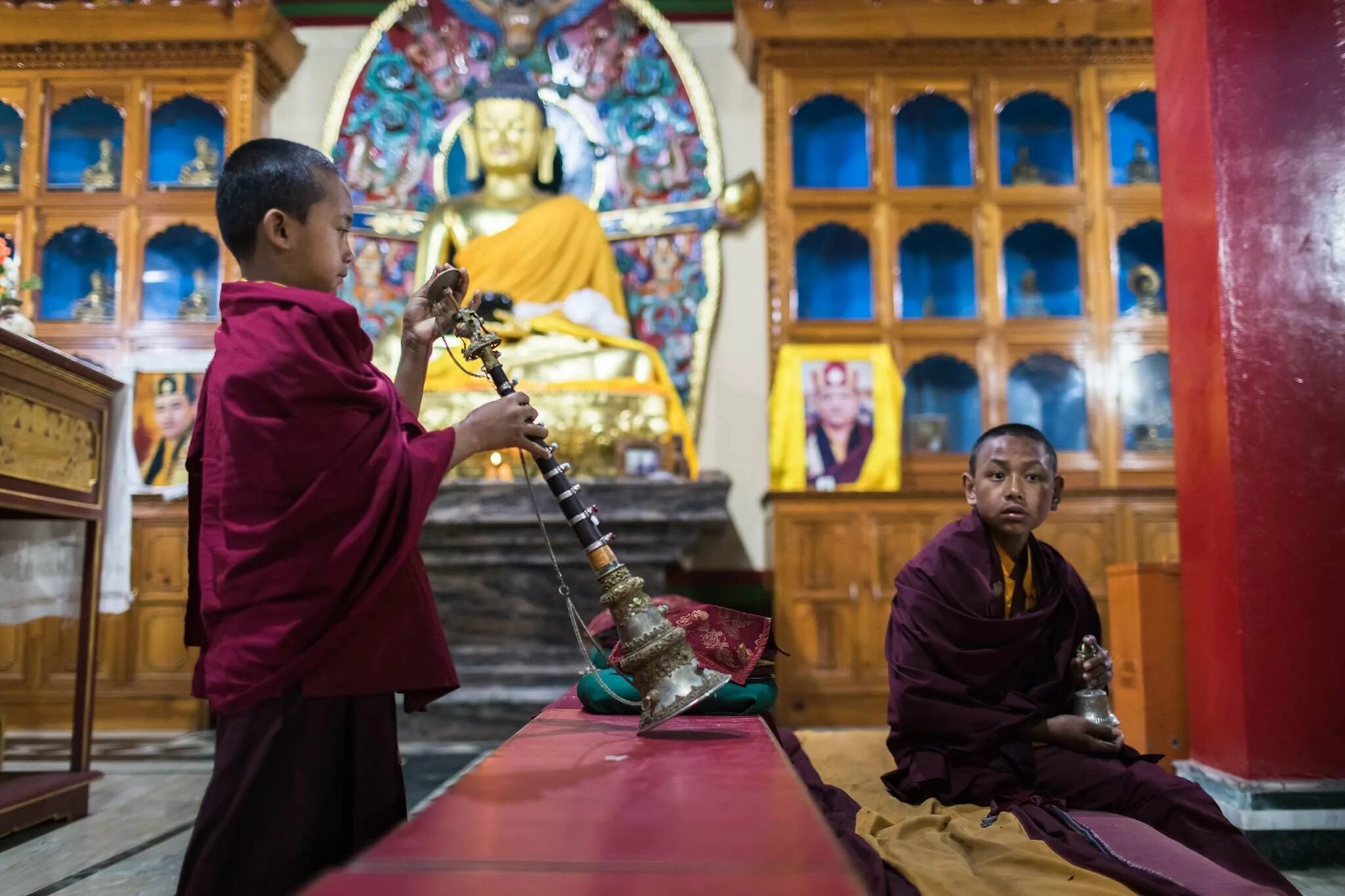 Почему индийские монахи делали посох многогранным. Храм буддистов в Индии. Храм в Индии только буддисты. Буддистский монастырь в аджании. Буддийские монахи школы Махаяны в России.