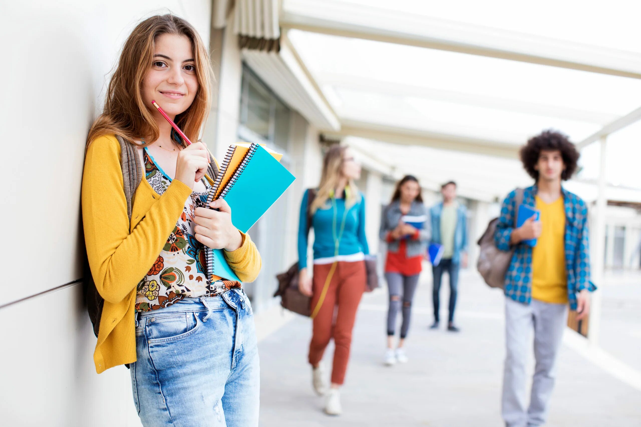 He goes to college. Довольный студент. Счастливые студенты. Студенты колледжа. Имидж современного студента.