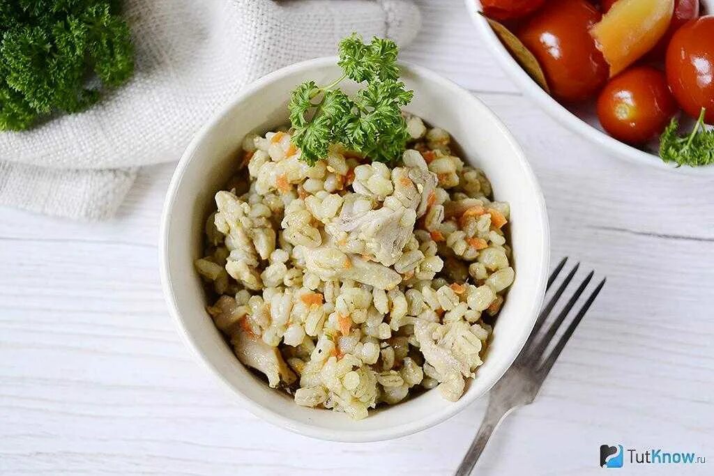 Перловка с курицей в кастрюле