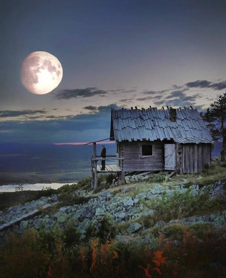 Homing moon. Домик на Луне. Ночь Луна дом. Луна над домами. Луна в деревне.