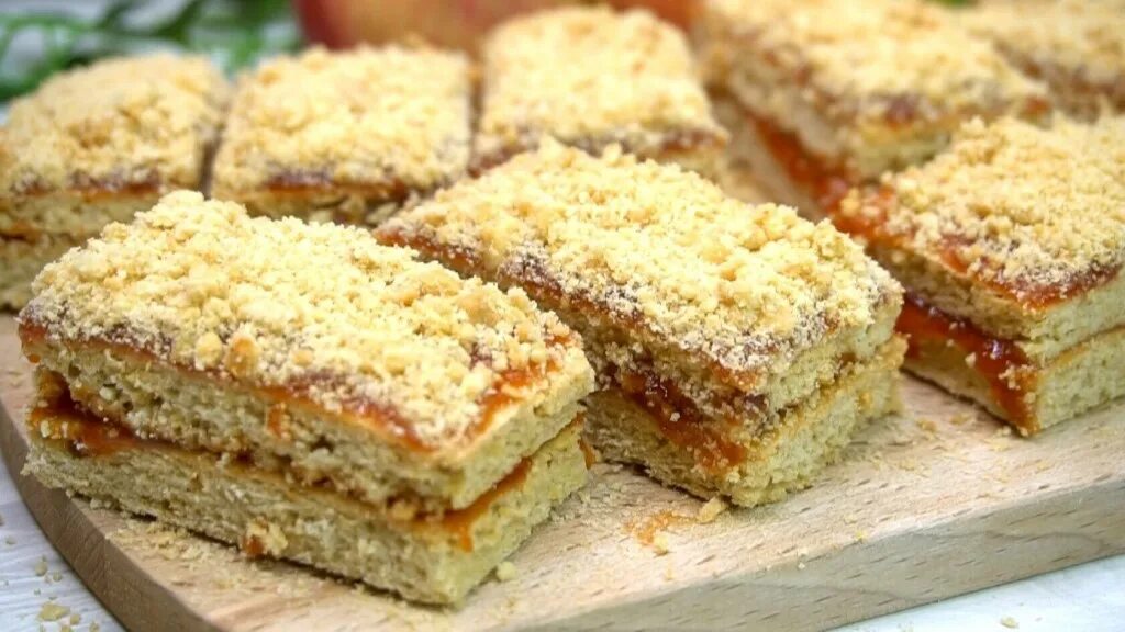 песочное пирожное с повидлом. школьное пирожное. песочная полоска. пирожное песочное с повидлом по 22 копейки фото. песочное пирожное с повидлом как в детстве.