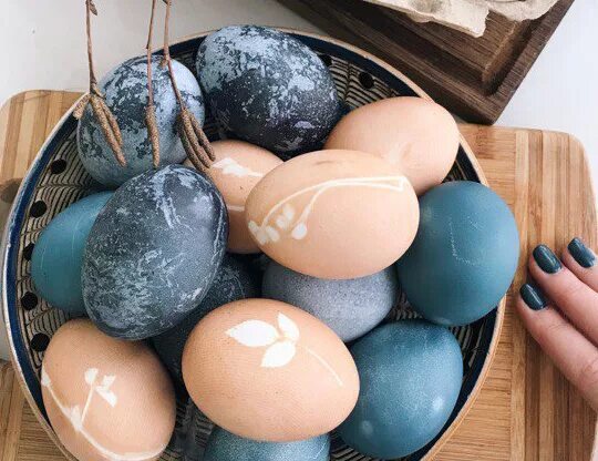 Можно ли красить коричневые яйца. Натуральное яйцо. Яйца в натуральных красивых. Вайда для окраски яиц. Как покрасить темные яйца на Пасху красиво.
