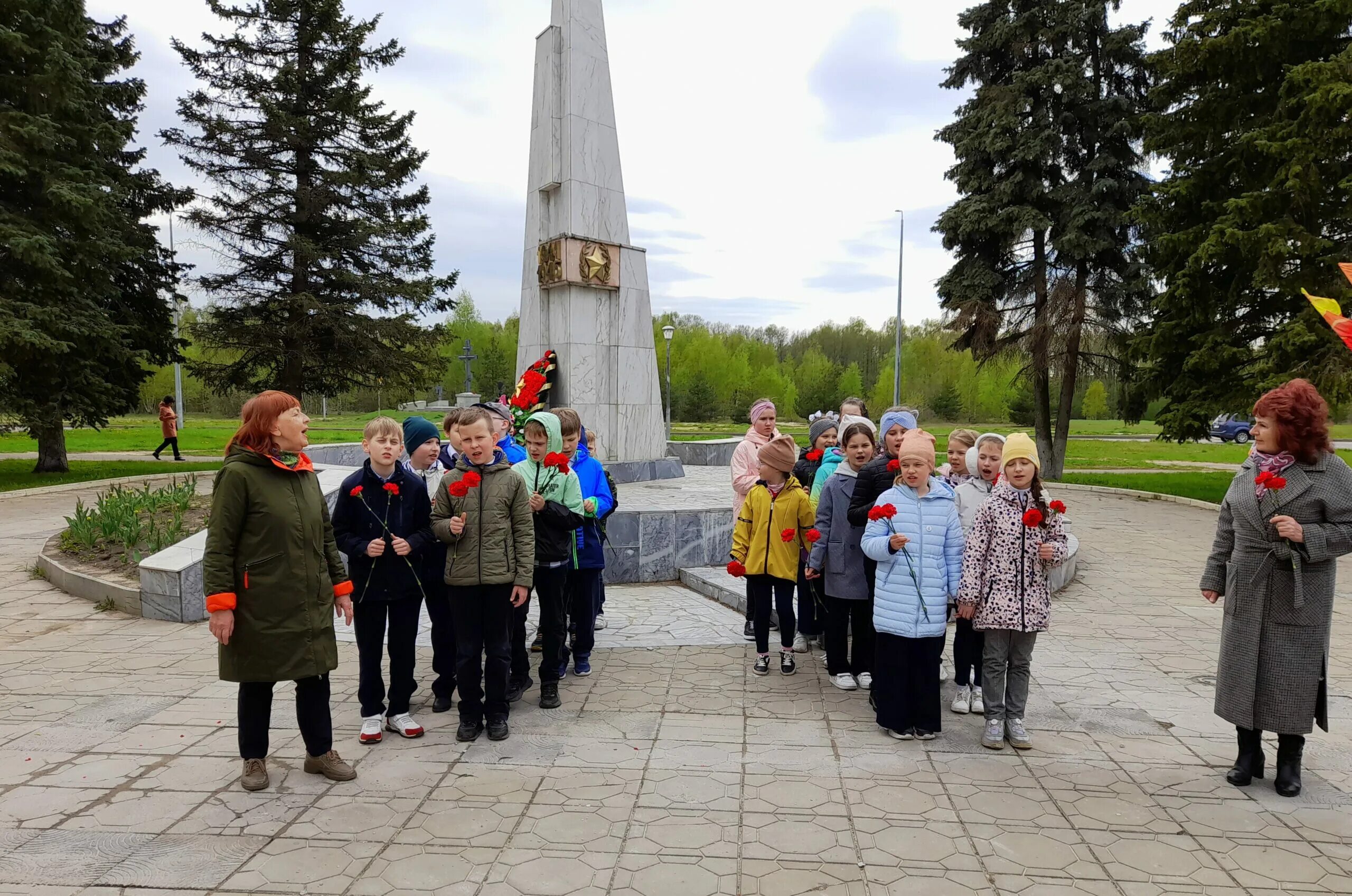 Обелиск. День Победы для детей. Дети Победы. Обелиск г Черноголовка. Обелиск 9 мая