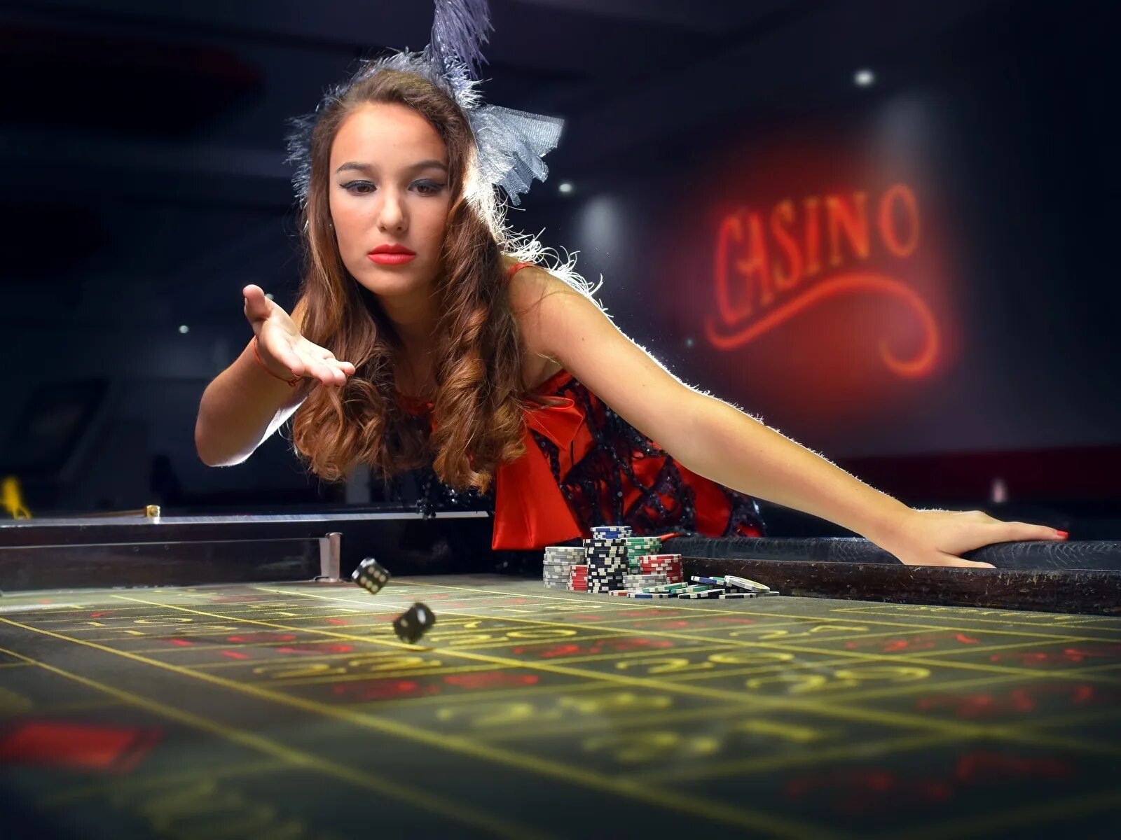 Dadi casino. Девушки в казино. Красивая девушка казино. Фотосессия в стиле Покер. Покер девушки.