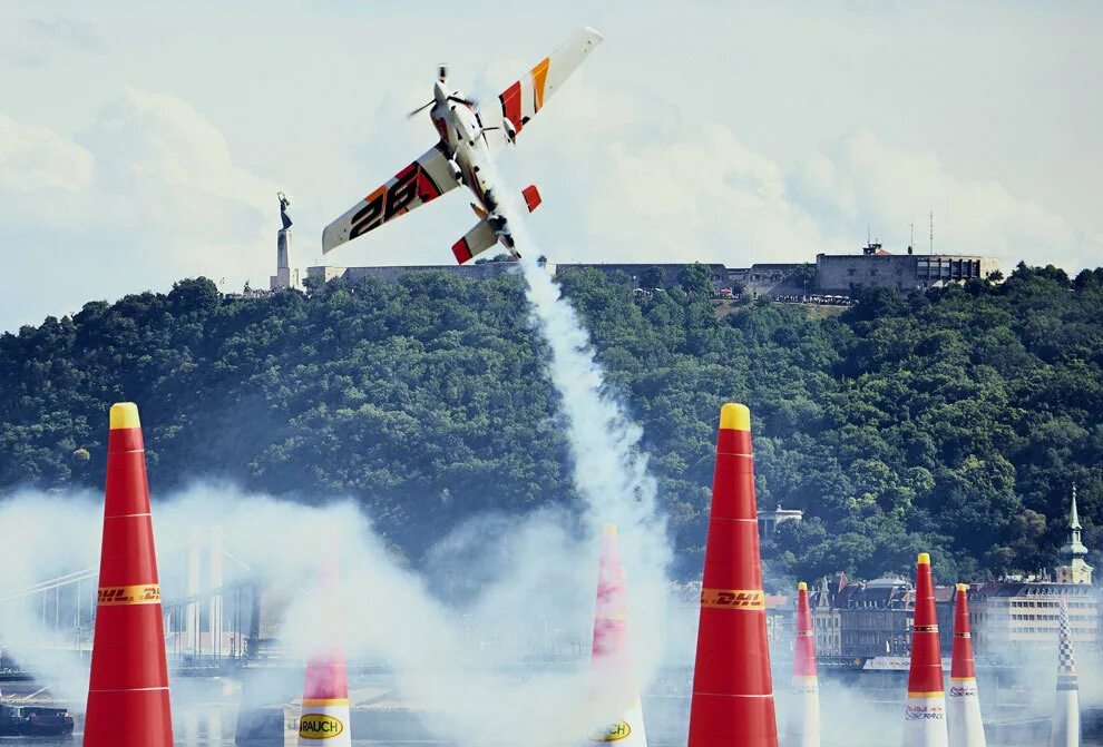 Самолеты red bull air. Летающее крыло red bull. Bull air race. Ред булл air race. Ред булл air race.