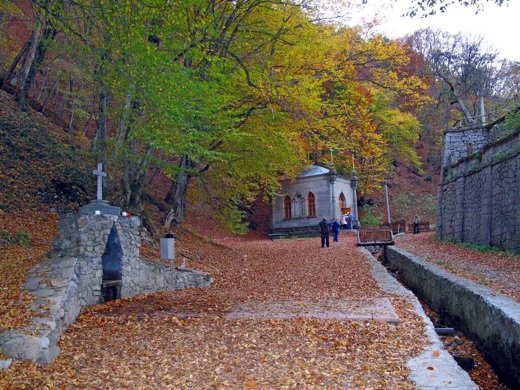 Косьмо-дамиановский монастырь (алушта). Косьмо-дамиановский монастырь. Космо-дамиановский монастырь в крыму. Крым алушта монастырь косьмы и дамиана. Александро свирский монастырь отель.