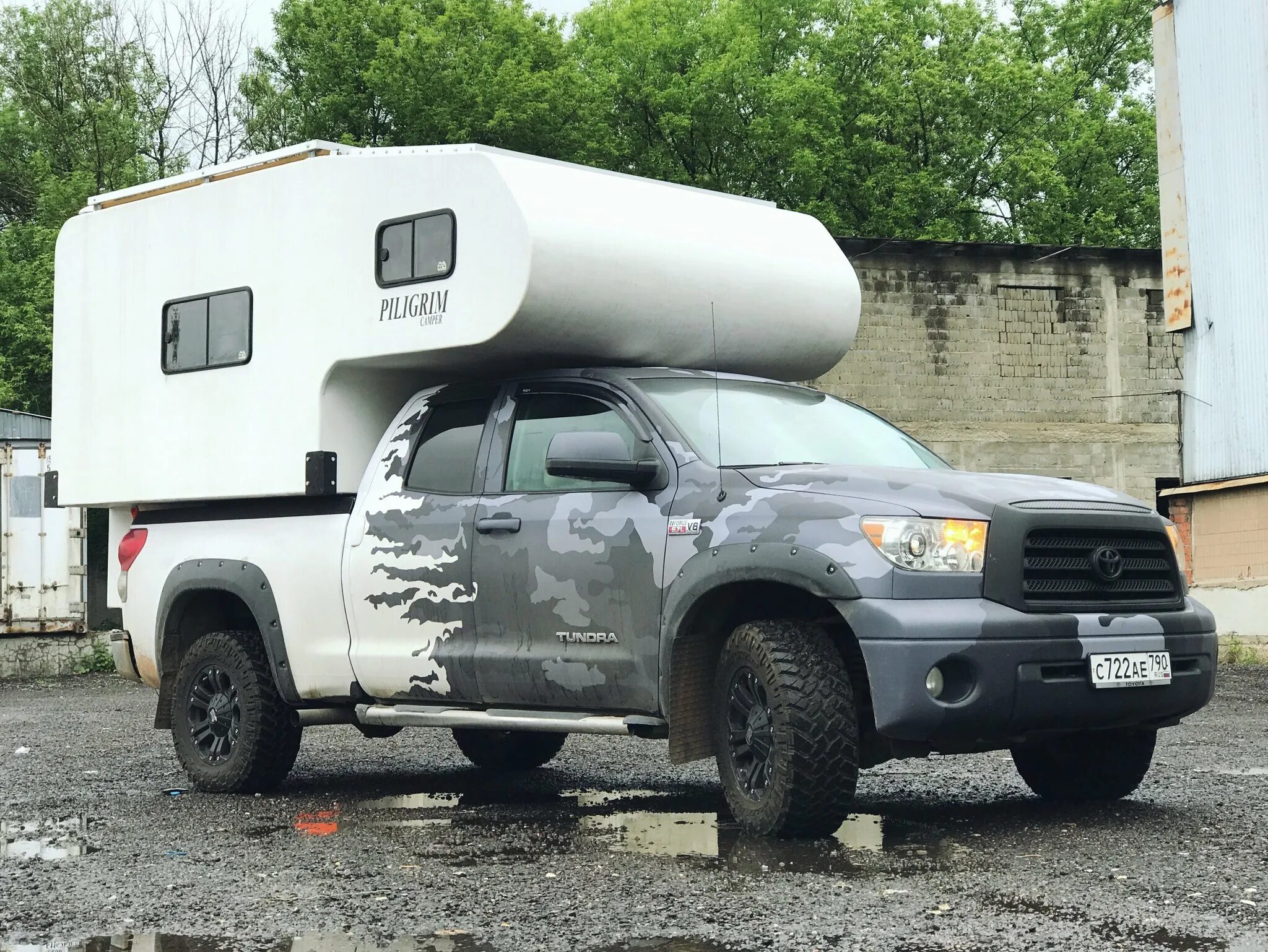 Дом на пикап. Toyota Tundra автодом. Жилой модуль Piligrim Camper. Тойота тундра с жилым модулем. Toyota Tundra кемпер модуль.