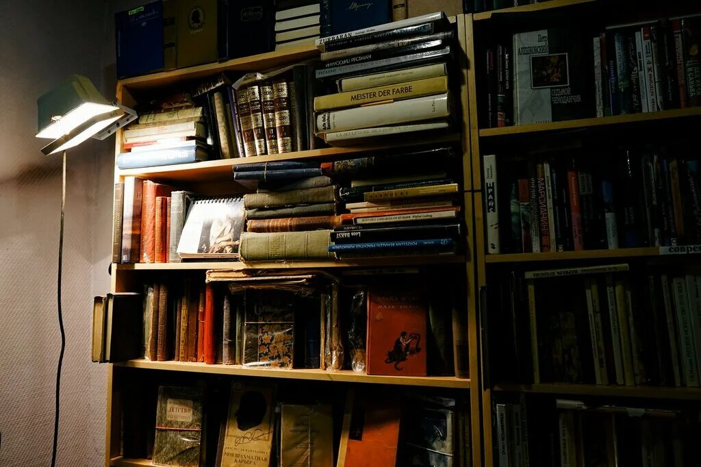 букинистический уголок. свечной переулок 5. старая книга спб малый проспект. магазин старая книга в спб. магазины старая книга петербург.