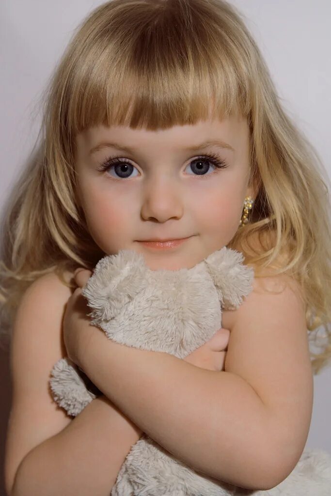 Крошки блондинки. Красивая малышка. Маленькая девочка со светлыми волосами.