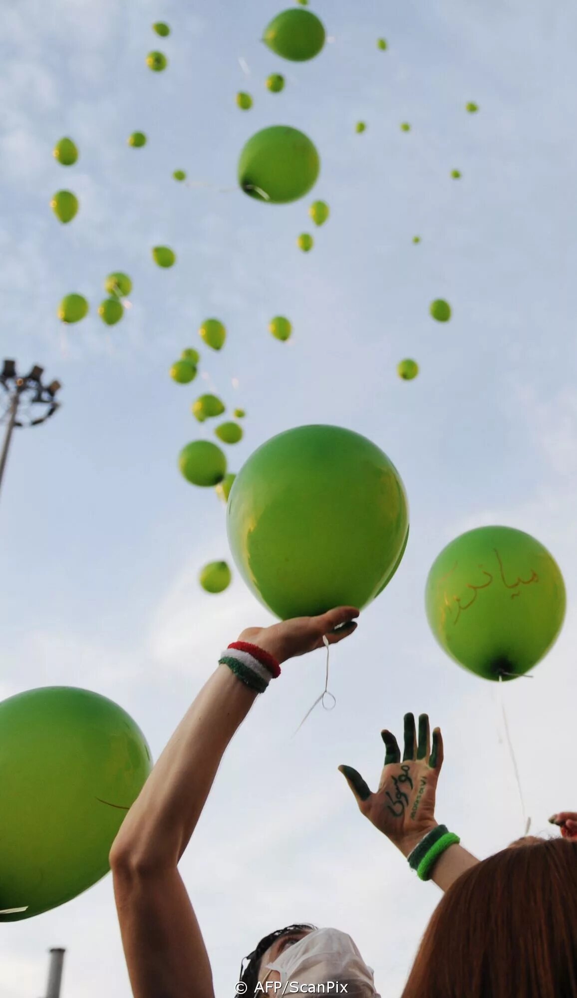 Надуваем зеленые воздушные шарики. Красивые воздушные шары зеленые. Девушка с зелеными шарами. Зеленый огромный шар. Девушка на зеленом шаре.
