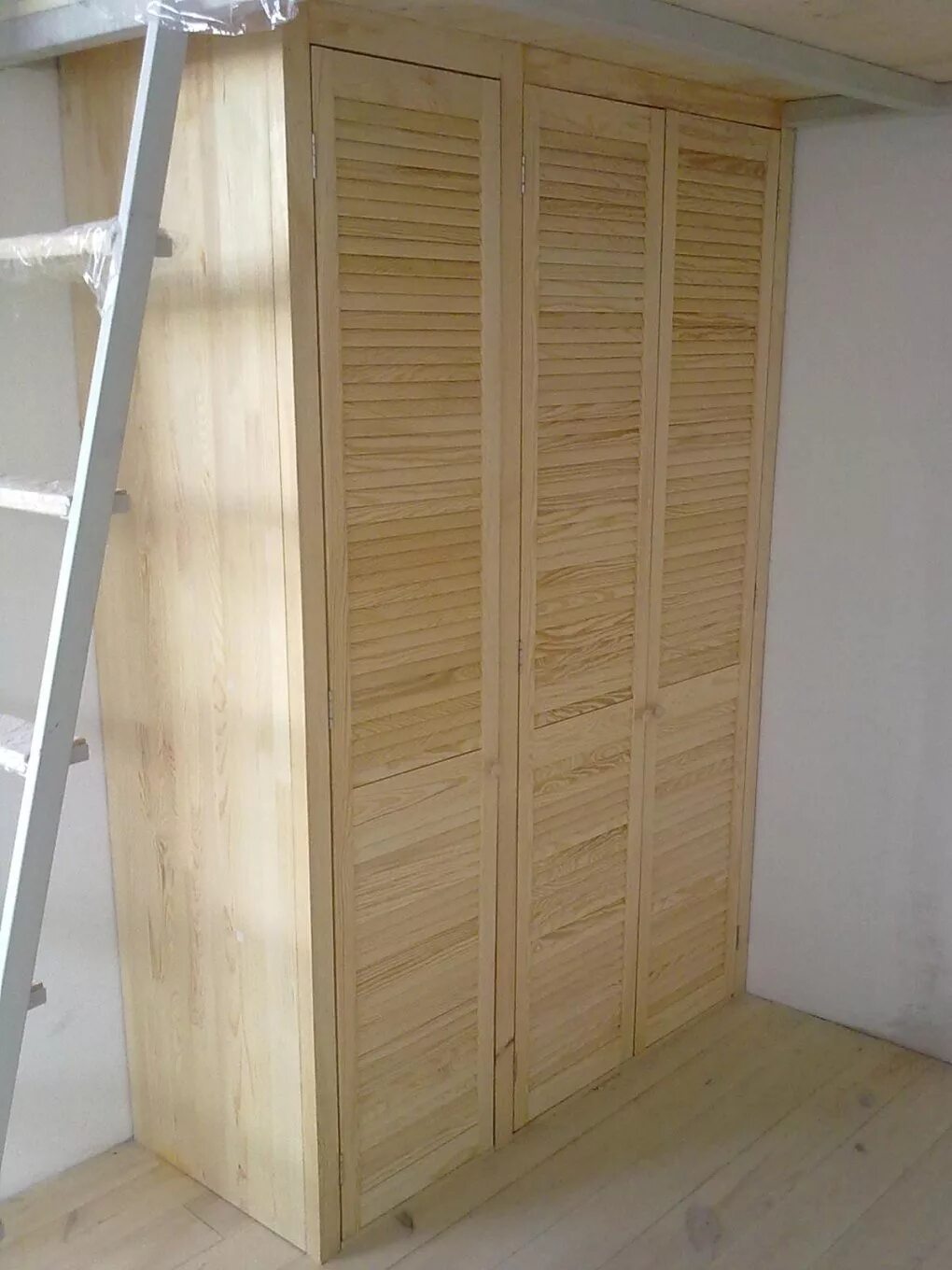 Дверцы жалюзийные 444 castorama. Жалюзийные двери для шкафа икеа. Как сделать жалюзийный шкаф. Шкаф с жалюзийными дверцами из леруа. Шкаф с жалюзийными дверцами.