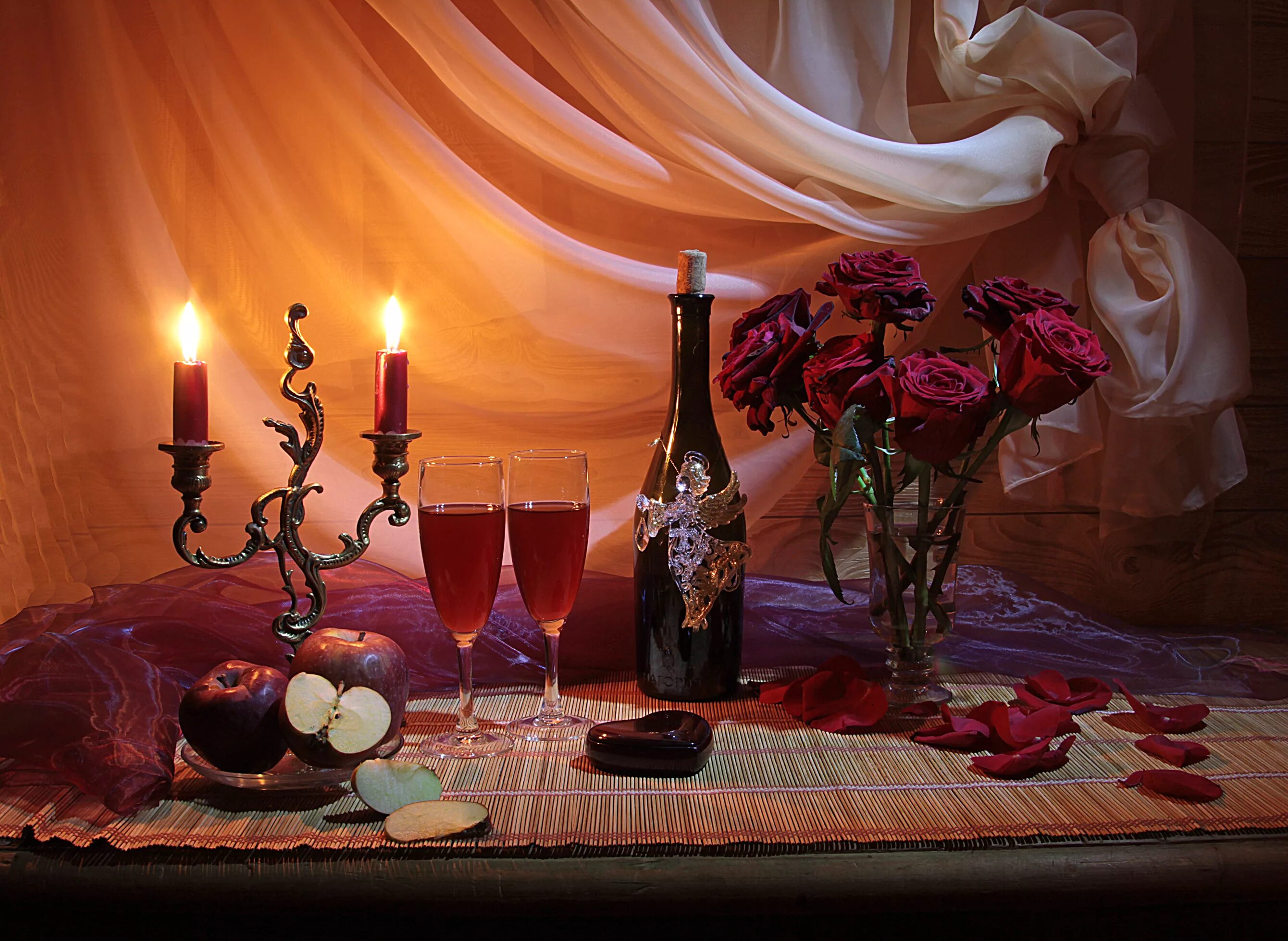 Вино и свечи. Свеча вино цветы. Романтичный натюрморт. Вечер вино свечи.