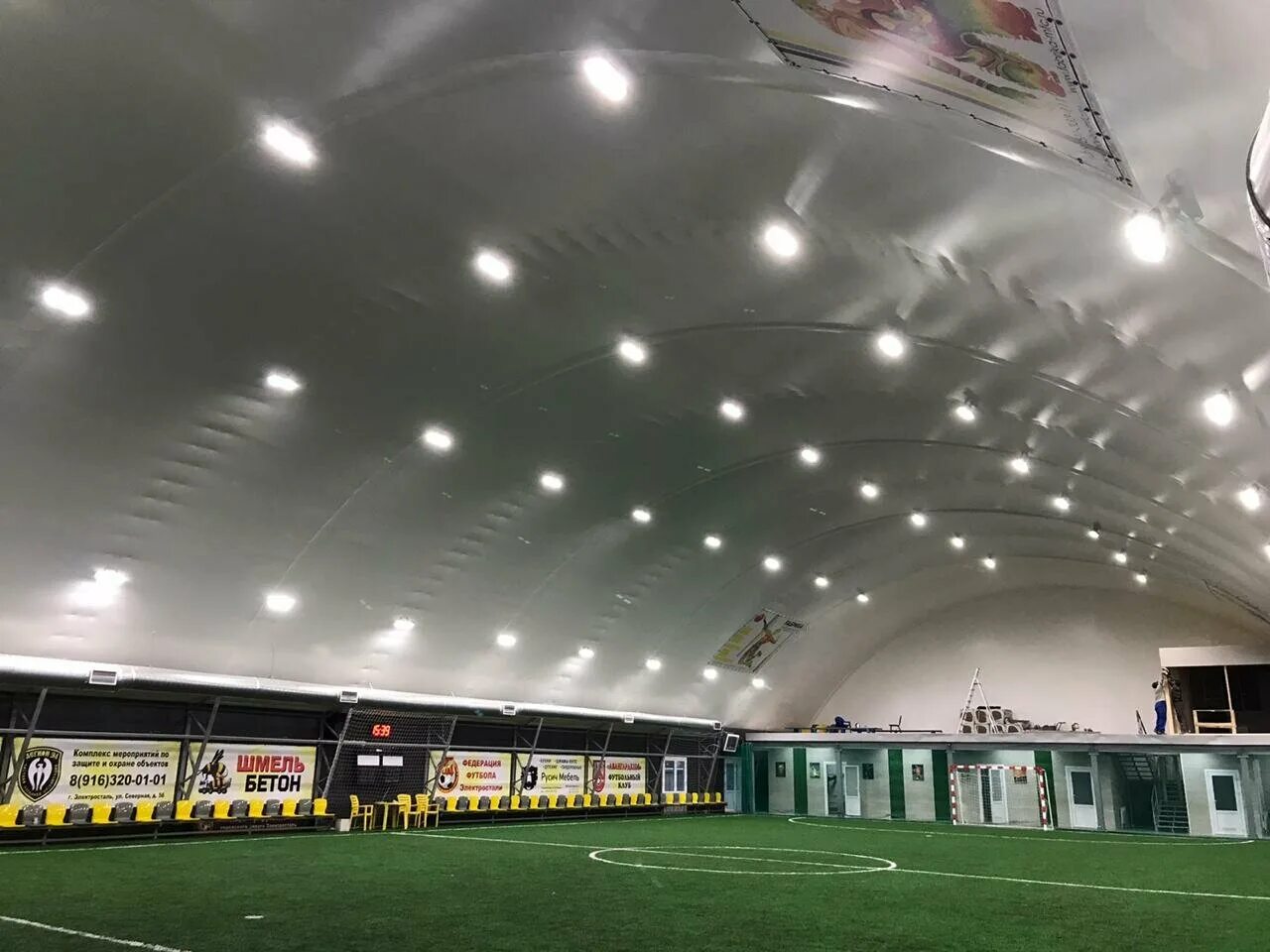 Футбольное поле. Крытое искусственное поле. Стадион восход томск. Футбольный манеж ангелово красногорский район. Манеж электросталь.