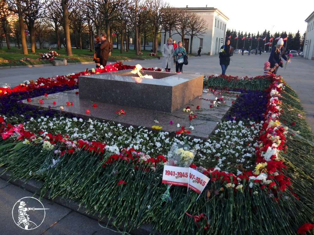 Мемориал на Пискаревском кладбище. Вечный огонь Ленинград Пискаревское кладбище. Ленинград Пискаревское мемориальное кладбище. Вечный огонь в Санкт-Петербурге на Пискаревском.