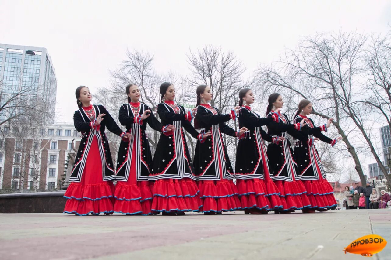 Файзи гаскарова уфа. Ансамбль Файзи Гаскарова Уфа. Семь девушек Файзи Гаскарова. Уфа фонтан семь девушек Легенда. Семь девушек танец Файзи Гаскарова.