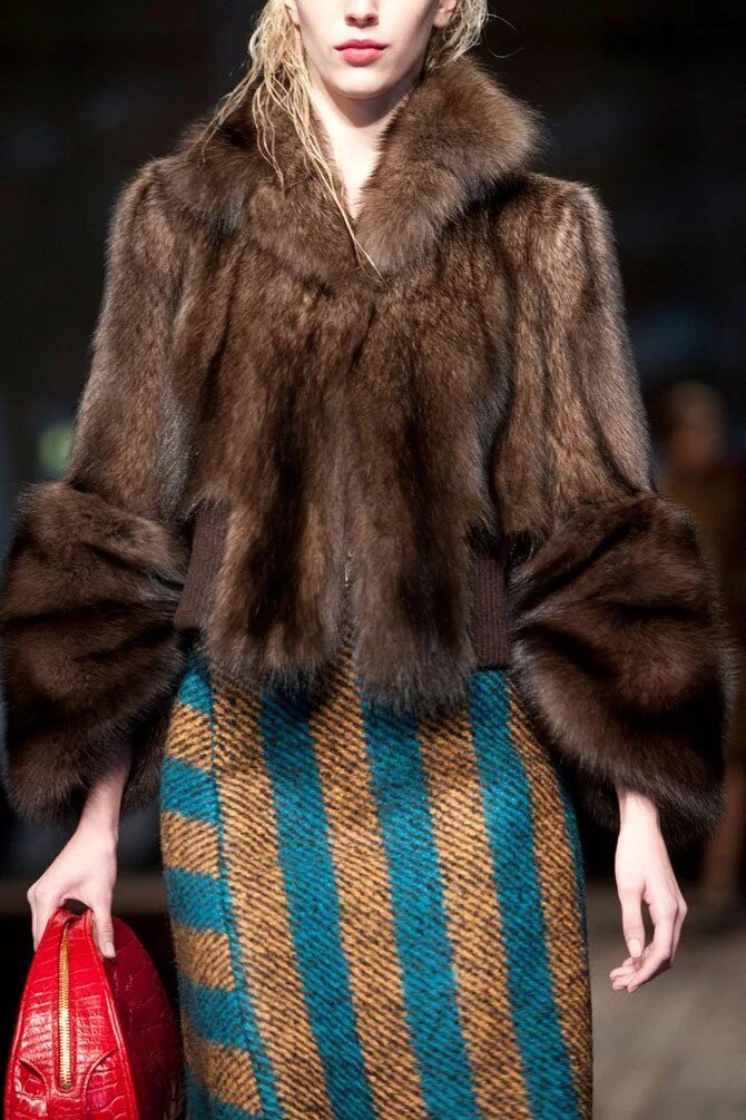 Мех prada. Дизайнерские пальто с мехом. Модные шубы. Prada с мехом. Стиль прада в одежде для женщин.