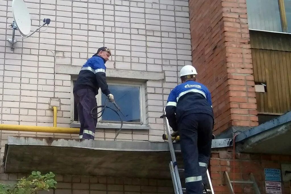 Сосед пилит. Газовые трубы в многоквартирном доме. Газовая труба МКД. Прокладка газовой трубы по фасаду многоэт. Ввод газа в дом.