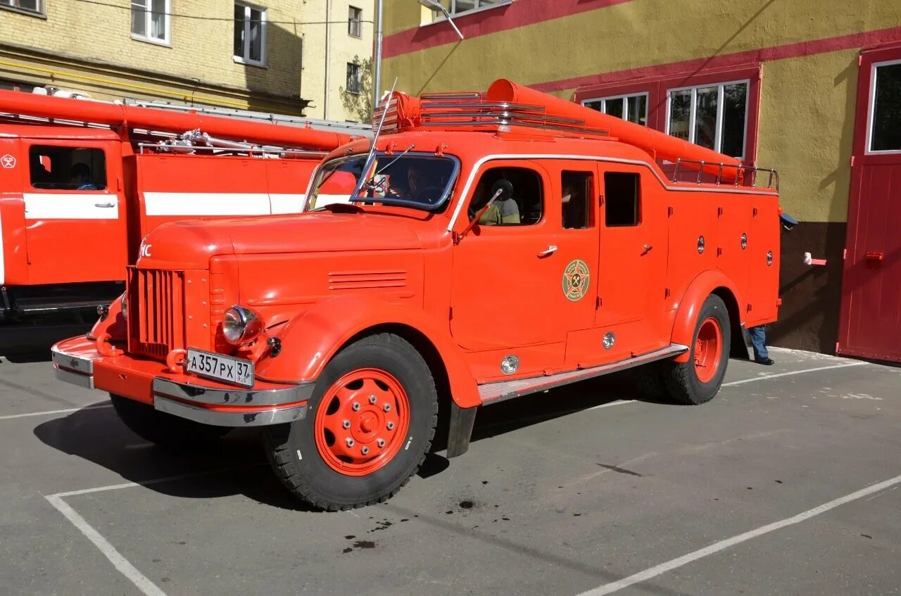 Пробег пожарного автомобиля. ЗИС-150 пожарный автомобиль. ЗИЛ 150 пожарный. ЗИС 150. ПМЗМ-1 на шасси ЗИС-150п.