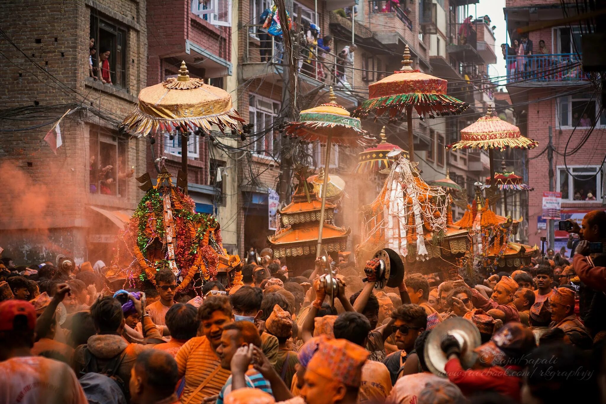 Бискет джатра. Bisket jatra. фестиваль бискет джатра. bisket jatra nepal. бхактапур непал фестиваль.