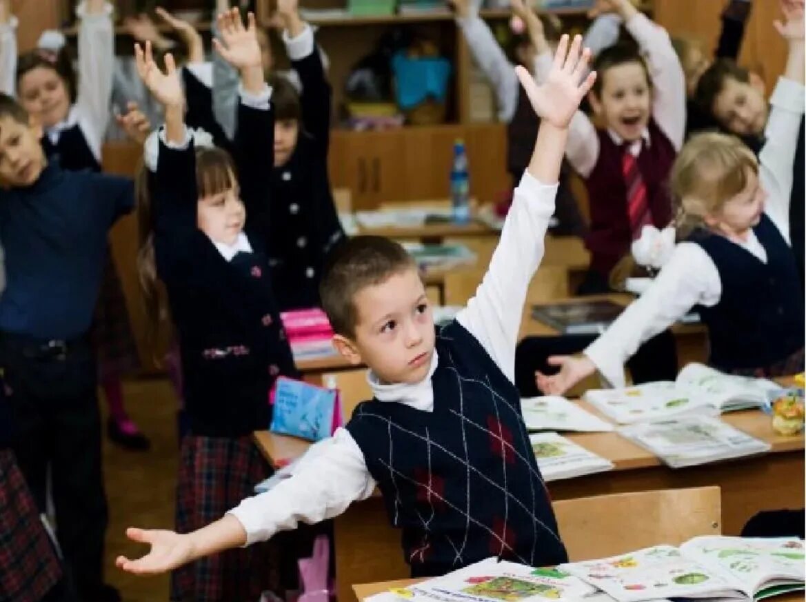 Дети в школе. Дети на уроке. Школьники в классе. Младшие школьники на уроке. Уроки бывают в школе