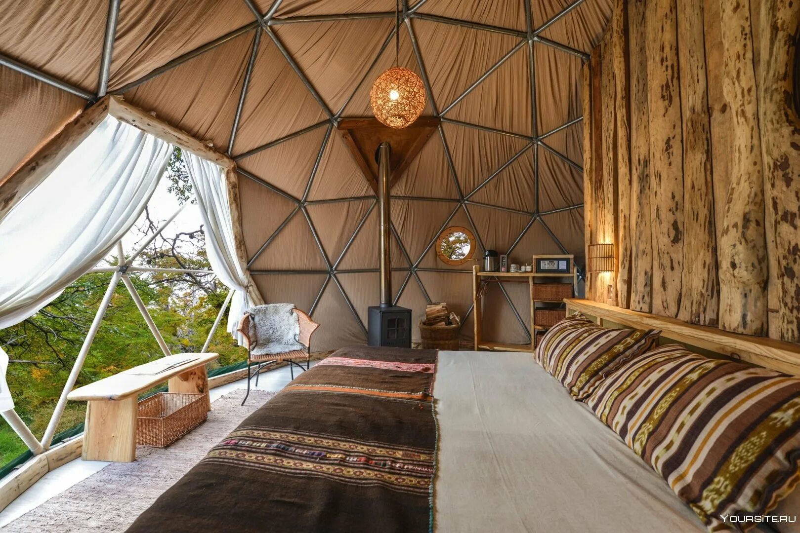 Выше гор глэмпинг алтай. Глэмпинг ecocamp patagonia. эко кемп в патагонии. глэмпинг алтай купольный. глэмпинг геокупол геосфера.