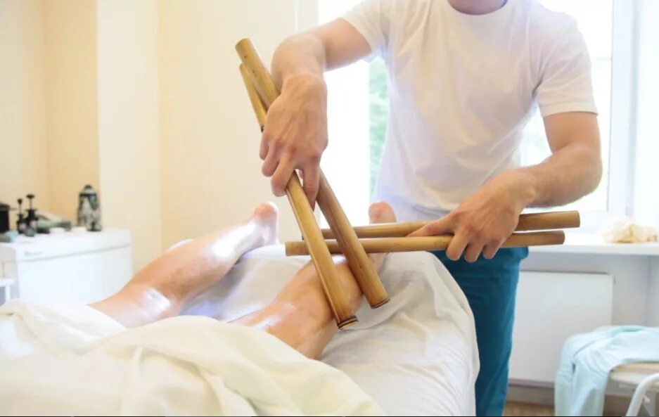 Massage stick. Массаж бамбуковыми палочками. Креольский массаж бамбуковыми палочками. Бамбуковые палки для массажа. Бамбуковые палочки и веники для массажа.