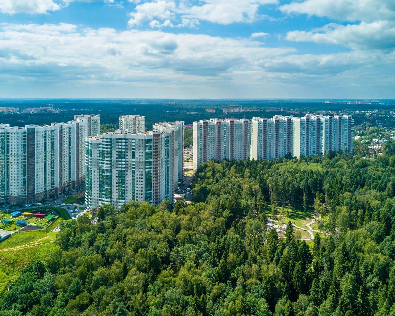 Красногорск жк изумрудные. Микрорайон Изумрудные холмы, Красногорск. Изумрудные холмы, Красногорск, бульвар Космонавтов. Изумрудние холмикрасногорск. Опалиха Изумрудные холмы.