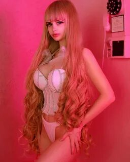 Девушка с куклой 18