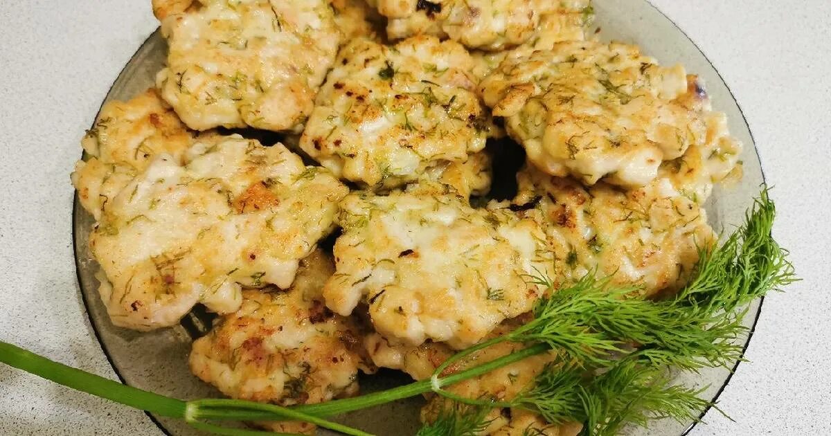 куриные котлеты рецепт майонез. котлеты рубленые из филе курицы. рубленые куриные котлетки. рубленные котлеты из куриной грудки. рубленые куриные котлетки из филе.