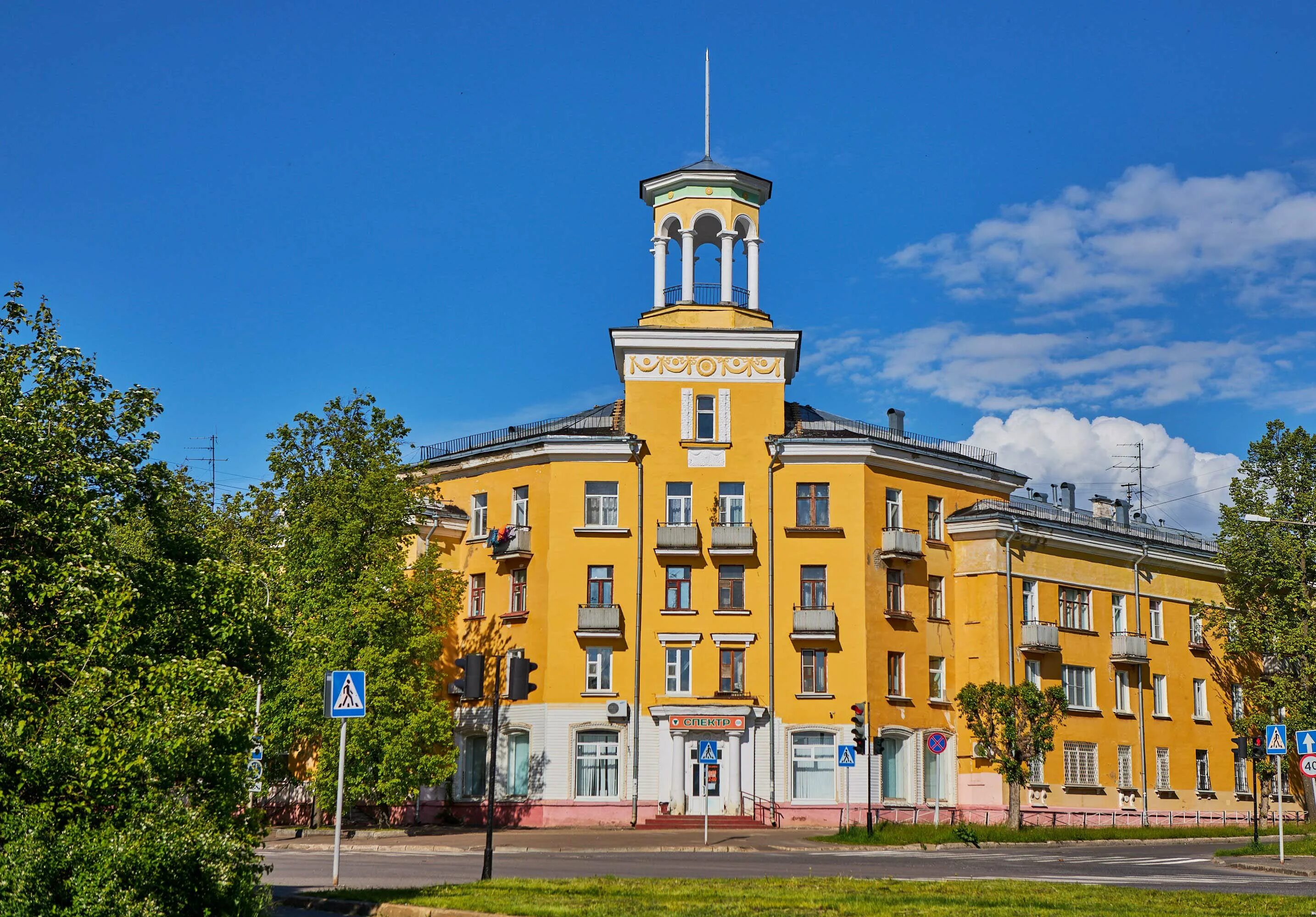 Время в сарове. Дом со шпилем Саров. Город Саров Нижегородской области. Здание со шпилем Саров. Саров Нижегородская область закрытый город.