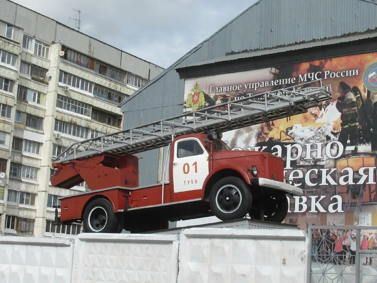 Памятник пожарному автомобилю. ГАЗ 51 автолестница. Пожарная машина памятник ЮЗАО ГАЗ 51. Памятник огнеборцам в Туле. Памятник пожарная машина Иркутск.