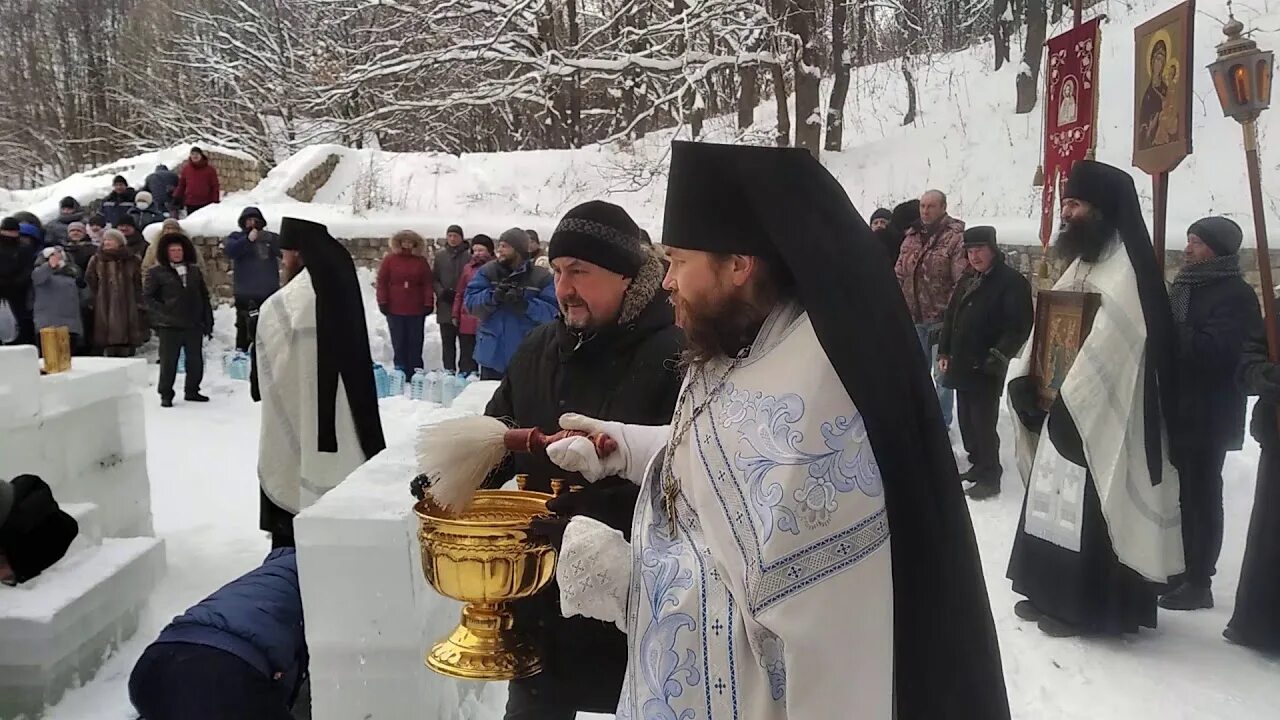 Брызгают святой водой. Окропление Святой водой. Водосвятие 18 января. Водосвятие на крещение. Кропление Святой водой в храме.