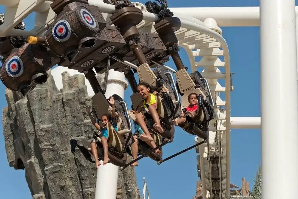 Уникальные развлечения. Аквапарк "йас Уотеруорлд Абу-Даби". Аквапарк yas Waterworld. Американские горки в Абу Даби. Американская горка Манта Абу Даби.