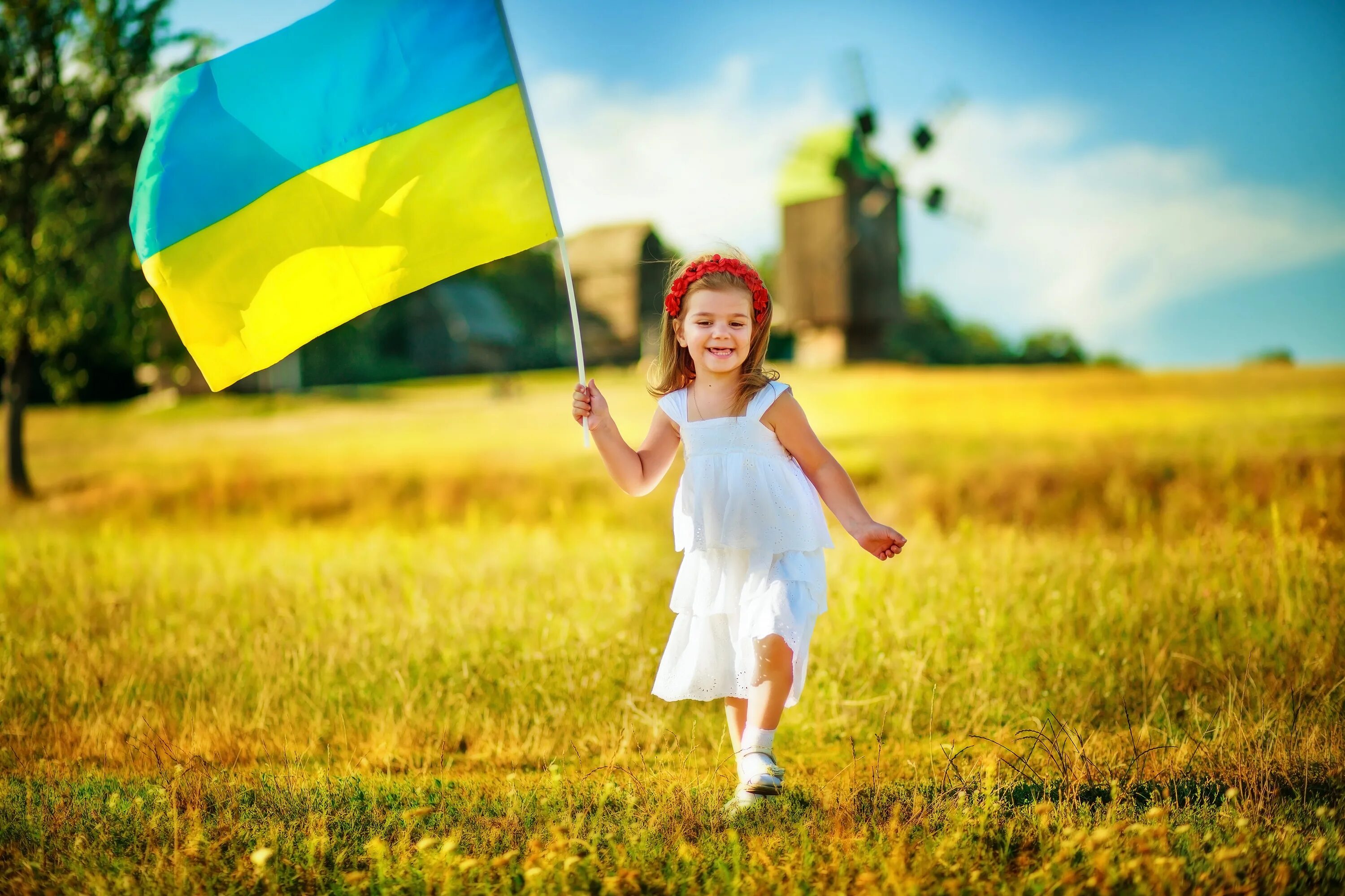 Тин украинский. Флаг для детей. Девочка с флажком. Ребенок с украинским флагом. Девочка с украинским флагом.