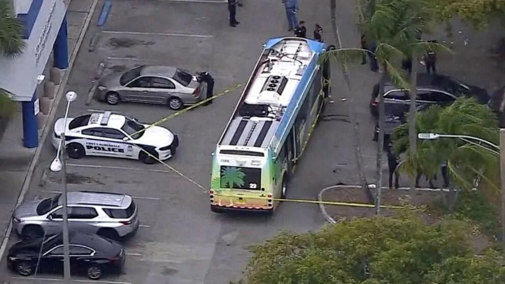 Госпиталь автобусы. Стрельба в автобусе. Полиция Флориды. Автобус с гербом США.