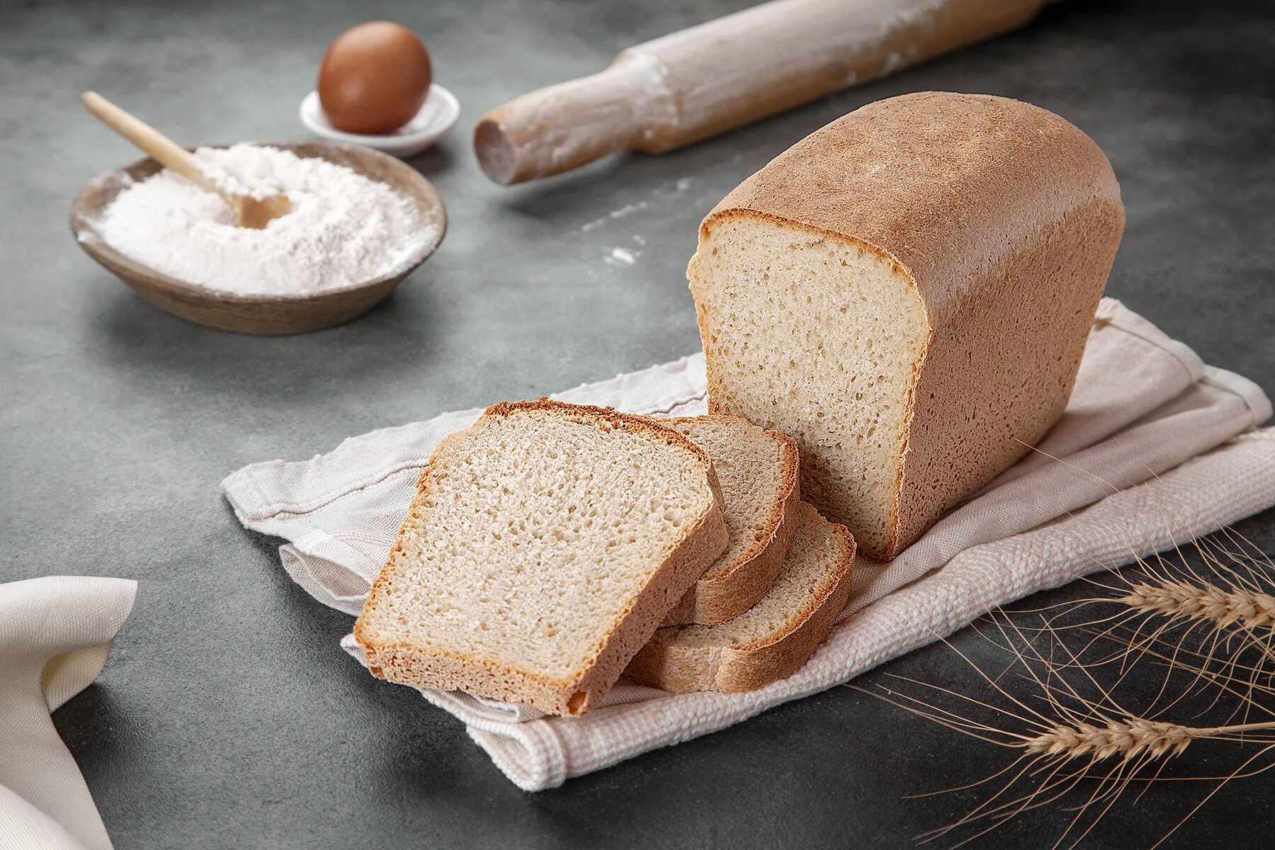 Хлеб "греческий". Новогодние угощения. Ребенок ест хлеб. Веселый хлеб. Домашний хлеб в духовке картинки.