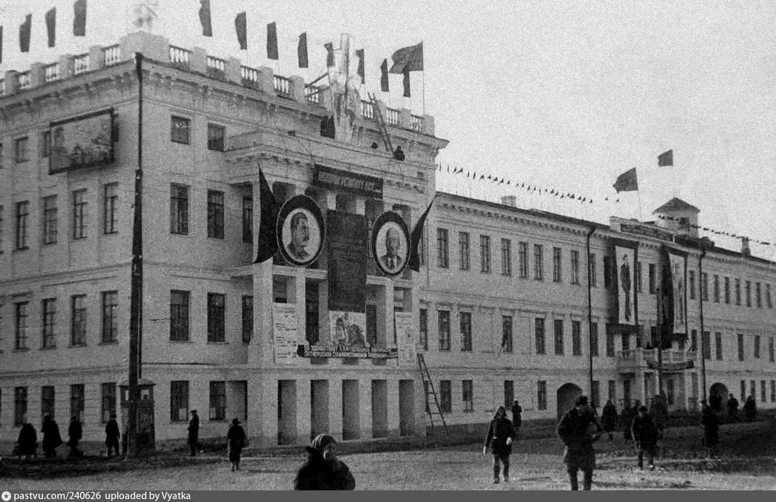 Вуз в советское время. Педагогический институт Вятка. Свердловский педагогический институт 20 века. Здание пединститута им Ленина Вятка. Самарский педагогический институт 1930.