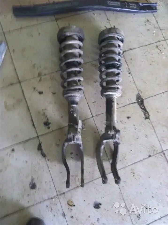 Передний амортизатор бмв е70. Передняя левая стойка bmw 5. Передний амортизатор бмв х5. Передняя левая стойка бмв е70. Х5 е70 стойки.